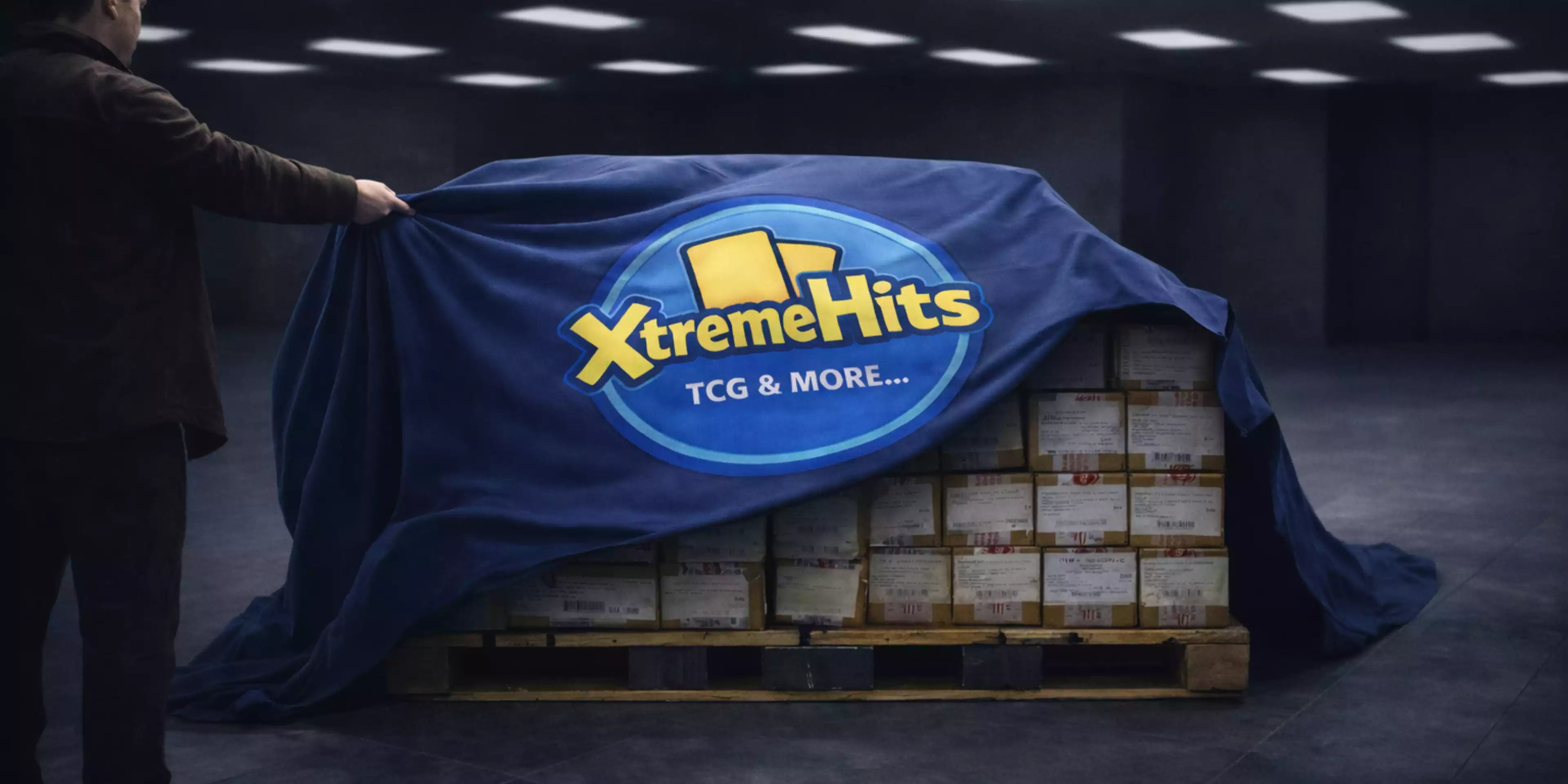 Dieses Bild wird als Starbild Banner für die Seite Neu im Shop verwendet. Auf diesem Bild ist eine Palette zu sehen die aufgedeckt wird und auf der sich ein Haufen von Pokemon und One Piece Sealed Cases stapelt. diese kommen zum Vorschein dadurch das ein Mann das Tuch abzieht und die neue Ware präsentiert. Auf dem Tuch ist das Xtreme Hits Logo zu sehen. 