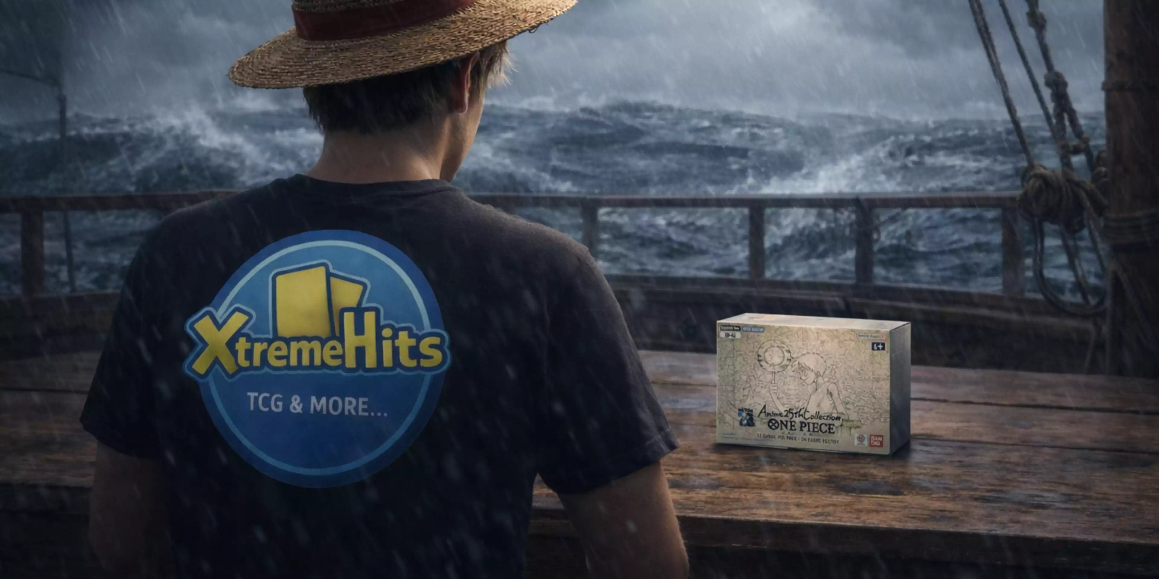 Diese Bild wird als Startbild Banner auf der Seite One Piece Sealed Sortiment vom Xtreme Hits Onlineshop genutzt. Auf dem Bild ist ein junger Mannn mit einem Strohhut zu sehen der auf rauer See auf einem Schiff ein 25 Anniversary Display von One Piece begutachtet. Der Mann trägt ein schwarzes T-shirt auf dem auf der Rückseite das Xtreme Hits Logo zu sehen ist. 