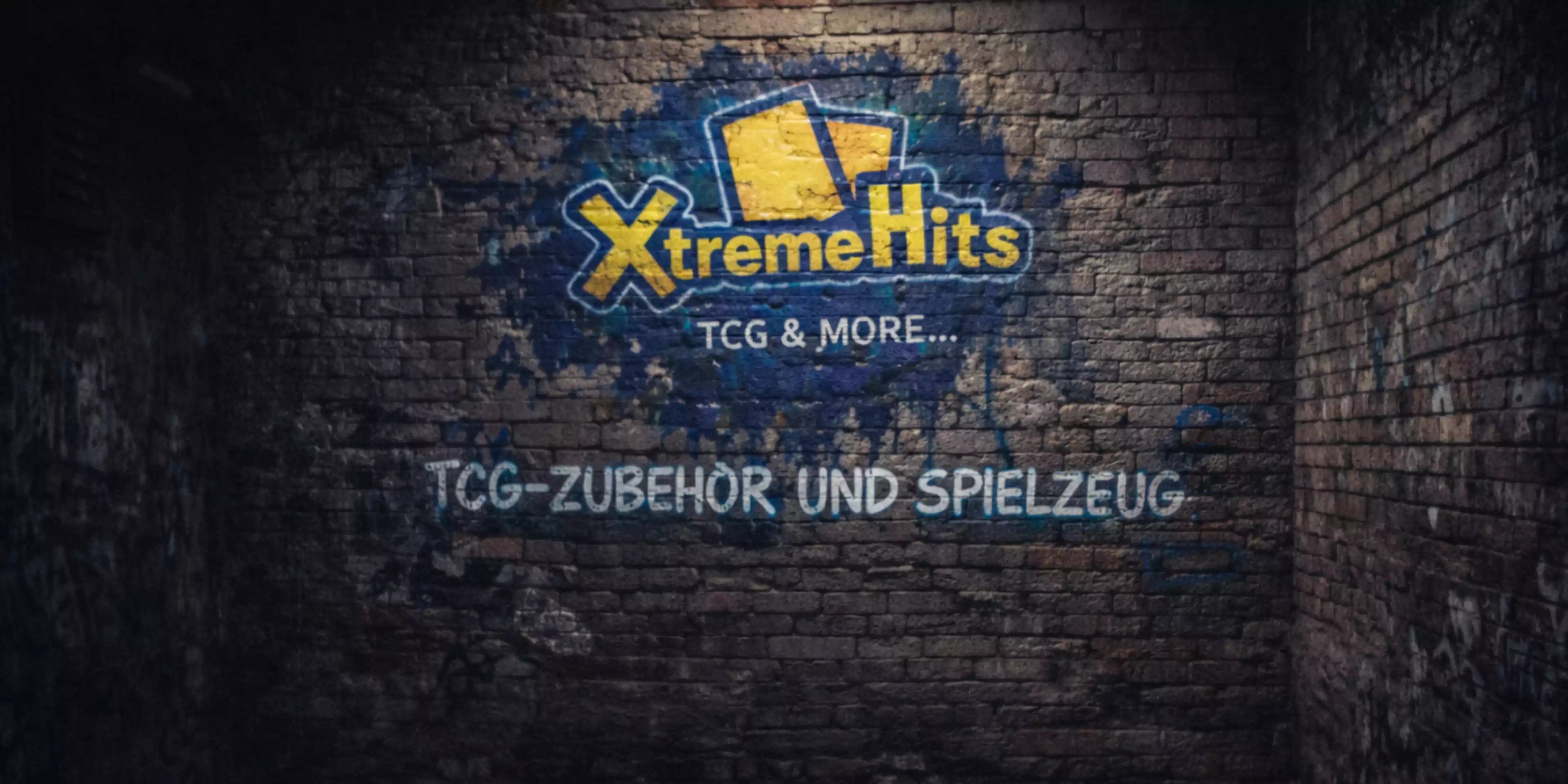 Dieses Bild wird als Start Bild Banner auf der Seite TCG-Zubehör und Spielzeug vom Xtreme Hits Onlineshop genutzt. Auf dem Bild ist eine Düstere dunkle wand zu sehen auf der das Xtreme Hits Logo und der Schriftzug TCG-Zubehör und Spielzeug als Graffiti zu sehen ist.