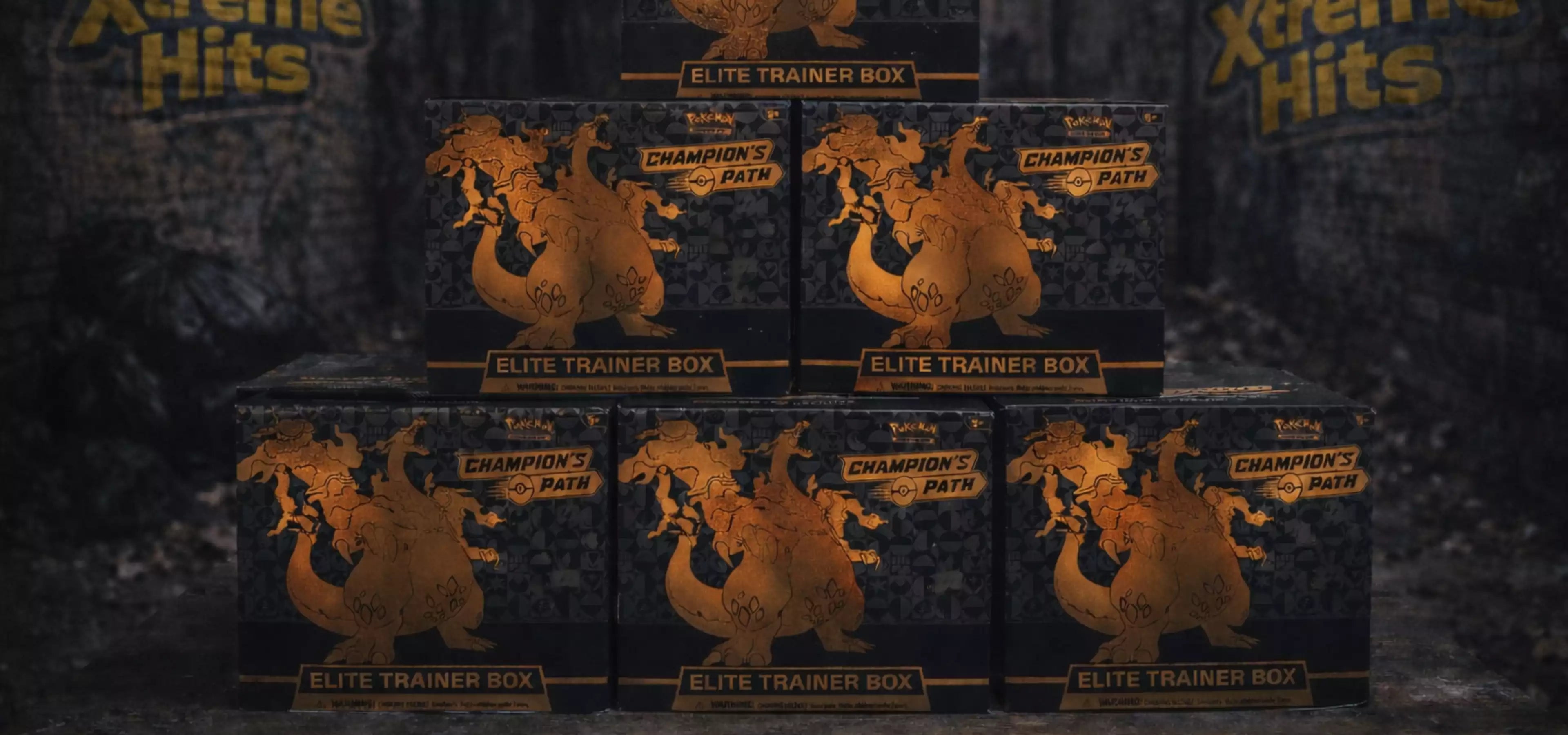Dieses Bild wird als Startbild Banner auf der Seite Alle Pokemon Sealed Artikel vom  Xtreme Hits Onlineshop verwendet. Auf dem Bild ist eine gestapelte Pyramide it Pokemon ETBS zu sehen aus der Reihe Champions Path. Im Hintergrund ist eine Dunkle Gasse auf dessen wände links und rechts das neue Xtreme Hits Logo als Graffiti gesprüht wurde. 