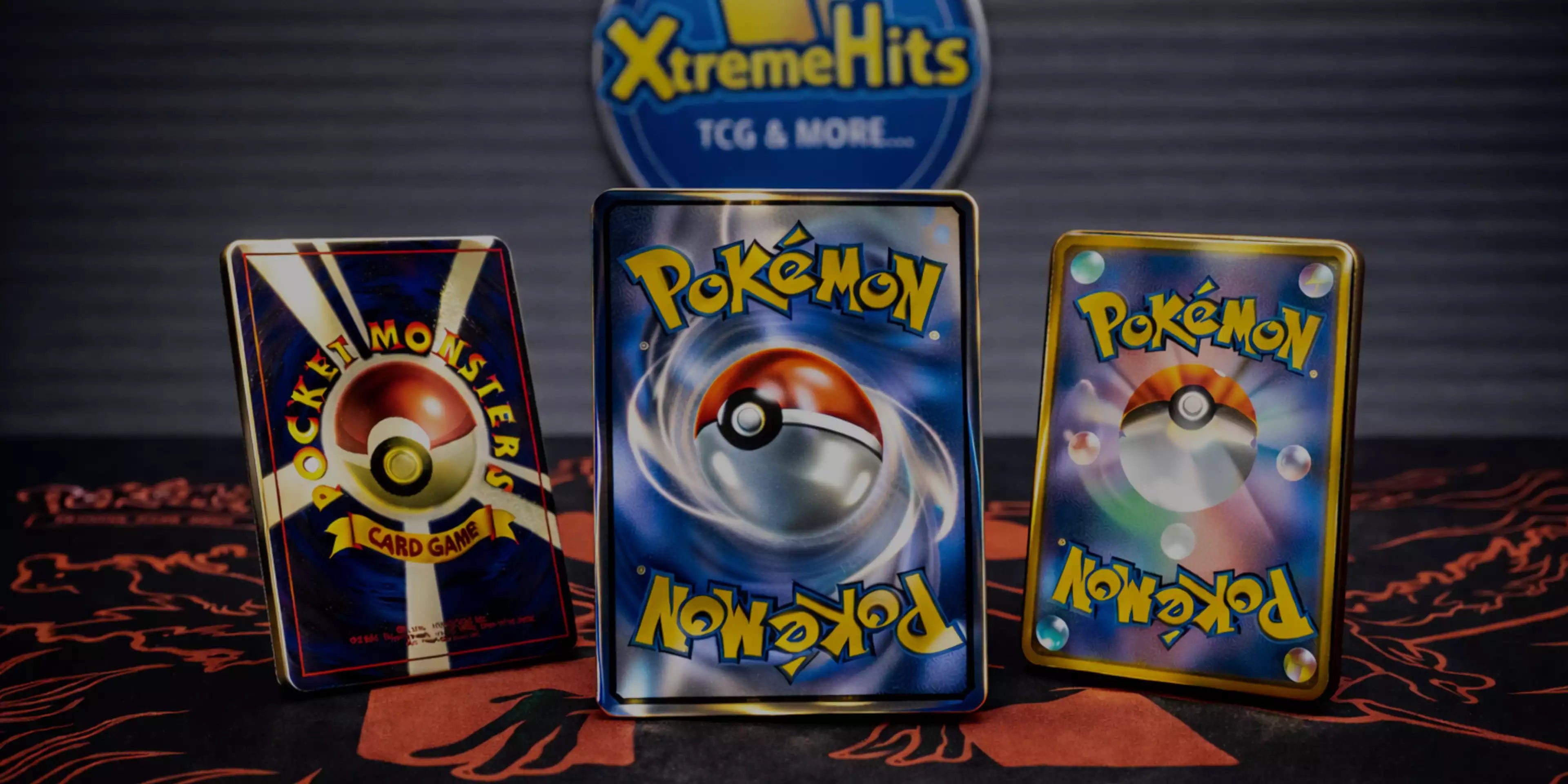 Dieses Bild zeigt den Banner auf der Startseite vom Xtreme Hits Onlineshop in Lüneburg. Auf dem Bild sind Pokemon Karten zu sehen, die auf einer Moltres Spielmatte stehen. Im Hintergrund erkennt man das Xtreme Hits Logo. 