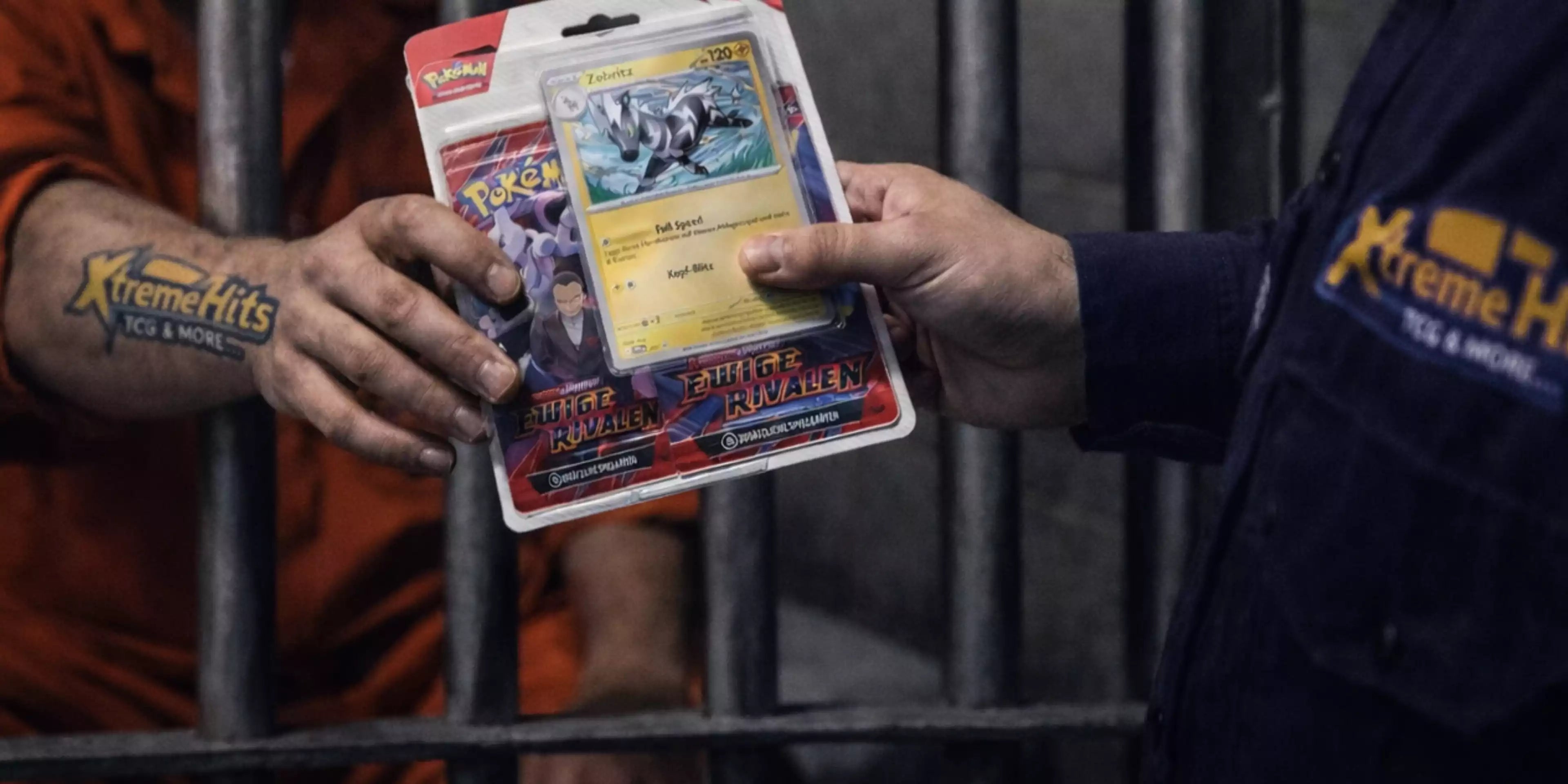 Dieses Bild ist das Startbild Banner für die Seite Pokemon Blister Packs vom Xtreme Hits Onlineshop. Auf diesem Bild ist ein Gefängnisinsasse zu sehen, der von einem Wärter ein Ewige Rivalen Blister Pack in seine Zelle gereicht bekommt. Der Wärter trägt das Xtremehits Logo auf seinem Ärmel und der Insasse hat das Xtreme Hits Logo auf seinem Arm tätowiert 