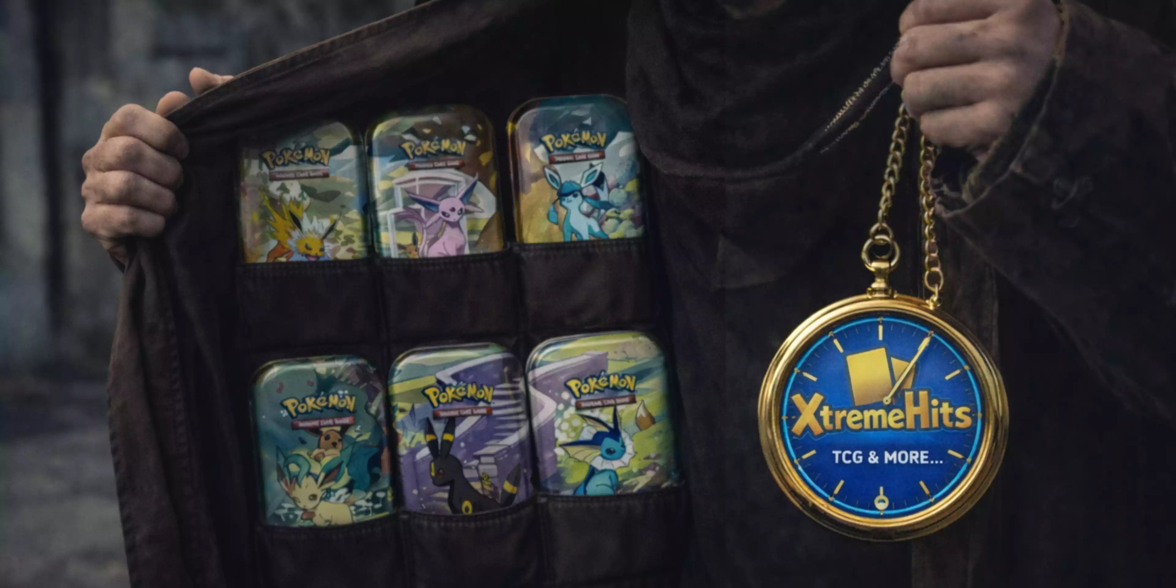 Dieses Bild wird als Startbild Banner für die Seite Pokemon Tins und Sammelkoffer genutzt. Auf diesem Bild ist ein Strassen Dealer zusehen, der seine Jacke öffnet und Mini Tins von prismatische Entwicklungen anbietet. In der anderen Hand hält er eine goldene Taschenuhr dessen Zifferblatt mit dem Xtreme Hits Logo versehen ist. 