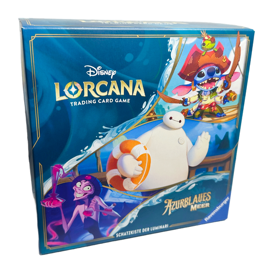 Disney Lorcana ‚Azurblaues Meer – Schatzkiste der Luminari‘ – Deutsche Version – Vorderansicht der Schatzkiste mit exklusivem Artwork von Stitch als Pirat, umgeben von Wellen und leuchtenden Tinten