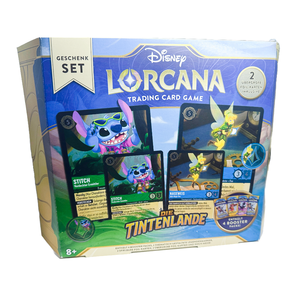 Disney Lorcana ‚Die Tintenlande‘ Geschenk-Set – deutsche Version – Vorderansicht des Sets mit zwei übergroßen Foil-Karten, zwei spielbaren Foil-Karten, vier Booster Packs, 32 Schadensmarkern und zwei thematisch gestalteten Legendenmarkern
