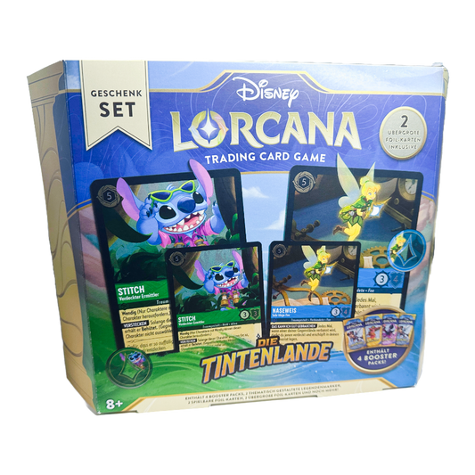 Disney Lorcana ‚Die Tintenlande‘ Geschenk-Set – deutsche Version – Vorderansicht des Sets mit zwei übergroßen Foil-Karten, zwei spielbaren Foil-Karten, vier Booster Packs, 32 Schadensmarkern und zwei thematisch gestalteten Legendenmarkern