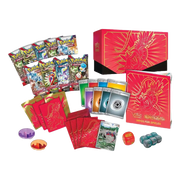 Geöffnete Pokémon Karmesin & Purpur Top‑Trainer‑Box – deutsche Version – Inhalt mit 9 Boosterpacks, Promokarte (Koraidon oder Miraidon), 65 Hüllen, 45 Energiekarten, Würfeln, Anleitung, Münzwurf‑Münze, Zustand‑Marker, Sammlerkästen und Online‑Codekarte