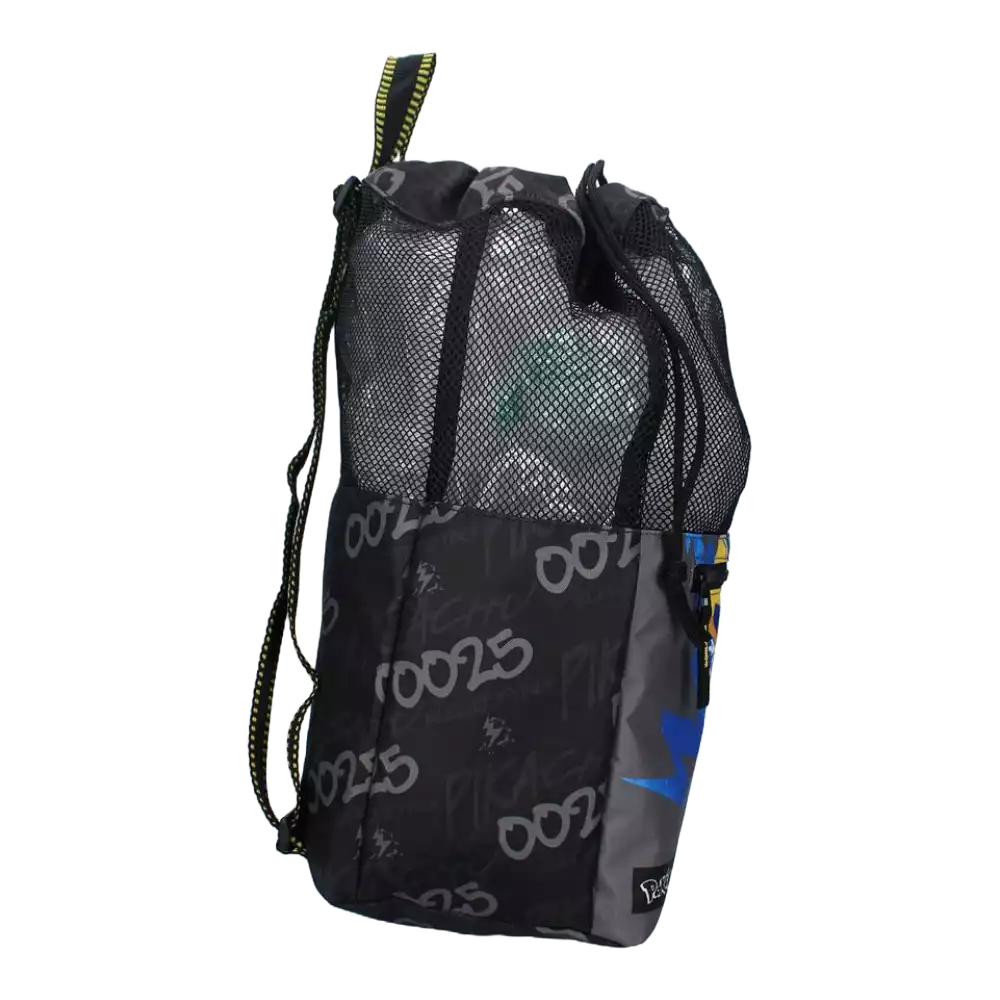 Seitenansicht des Pokémon Pikachu Sportbeutels in Blau/Schwarz (40 cm) mit sichtbarem Kordelzug und robustem Material – praktischer Sportbeutel für Sammler und Fans