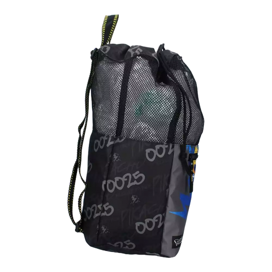 Seitenansicht des Pokémon Pikachu Sportbeutels in Blau/Schwarz (40 cm) mit sichtbarem Kordelzug und robustem Material – praktischer Sportbeutel für Sammler und Fans
