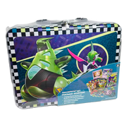 Pokémon Sammelkoffer Back to School 2024 – deutsche Version – Vorderansicht der robusten Metallbox mit Artwork von Brüllschweif und Eisenkrieger auf lila-grünem Hintergrund