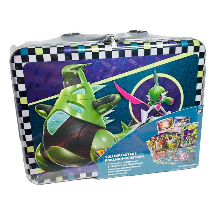 Pokémon Sammelkoffer Back to School 2024 – deutsche Version – Vorderansicht der robusten Metallbox mit Artwork von Brüllschweif und Eisenkrieger auf lila-grünem Hintergrund
