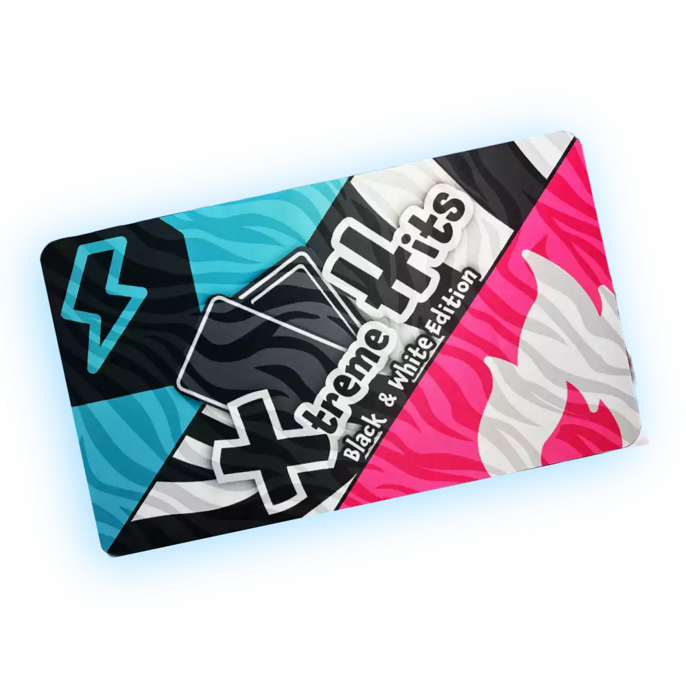 Xtreme Hits Black and White Edition Playmat – Vorderansicht der Spielmatte mit kontrastreichem Design in Schwarz, Weiß, Türkis und Magenta, geeignet für Pokémon und andere Trading Card Games