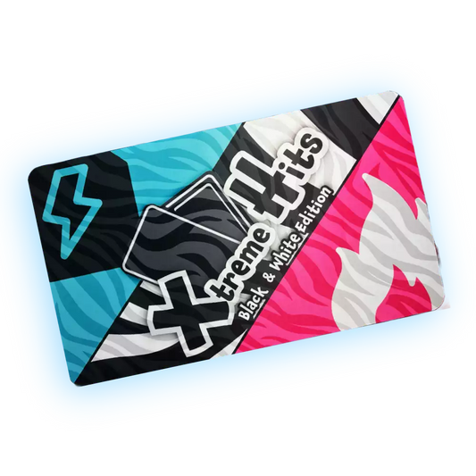 Xtreme Hits Black and White Edition Playmat – Vorderansicht der Spielmatte mit kontrastreichem Design in Schwarz, Weiß, Türkis und Magenta, geeignet für Pokémon und andere Trading Card Games